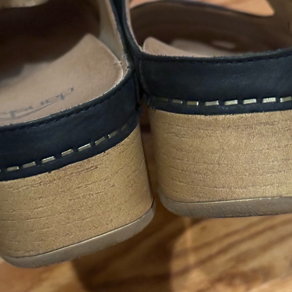 Dansko 🖤 Black 🖤 Leather Clogs - Picture 5 of 9